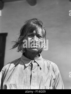 1930 PORTRAIT GRAVE NATIVE AMERICAN MAN SAN ILDEFONSO PUEBLO NOUVEAU MEXIQUE USA Banque D'Images