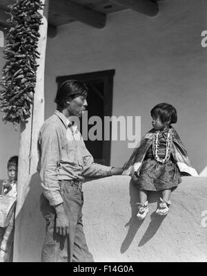 1930 Native American Indian HOMME PÈRE AVEC SES DEUX ENFANTS FILLE ET GARÇON SAN ILDEFONSO PUEBLO NOUVEAU MEXIQUE USA Banque D'Images