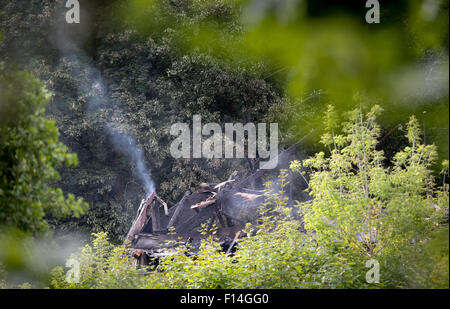 Berlin, Allemagne. Août 27, 2015. Soufflets de fumée au-dessus une salle de sport sur l'ancien terrain de l'hôpital de Berlin, Allemagne, 27 août 2015. Un incendie a éclaté sur le terrain de l'ancienne Karl-Bonhoeffer clinique de nerf Berlin-Reinickendorf. Les demandeurs d'asile ont été y résident depuis un certain temps. Photo : KAY NIETFELD/DPA/Alamy Live News Banque D'Images