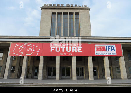 Berlin, Allemagne. Août 27, 2015. Un signe pour l'IFA raccroche juste l'électronique sur l'entrée principale de la Messe Hall à Berlin, Allemagne, 27 août 2015. Le 'Consumer Electronics Unlimited' foire a lieu du 2 au 9 septembre 2015. Photo : Rainer Jensen/dpa/Alamy Live News Banque D'Images