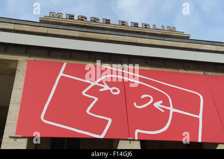 Berlin, Allemagne. Août 27, 2015. Un signe pour l'IFA raccroche juste l'électronique sur l'entrée principale de la Messe Hall à Berlin, Allemagne, 27 août 2015. Le 'Consumer Electronics Unlimited' foire a lieu du 2 au 9 septembre 2015. Photo : Rainer Jensen/dpa/Alamy Live News Banque D'Images