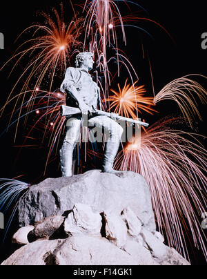 MONTAGE AVEC FIREWORKS STATUE STATUE MINUTEMAN Banque D'Images