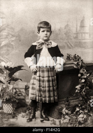 1890 DÉBUT DU 20ème siècle PORTRAIT DE L'ENFANT FIGURE COMPLÈTE BOY LOOKING AT CAMERA PORTANT veste de velours KILT BOW-TIE CHEMISE FROISSÉE Banque D'Images