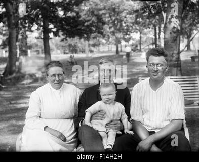 1900 Portrait de famille trois ou quatre générations LOOKING AT CAMERA Banque D'Images