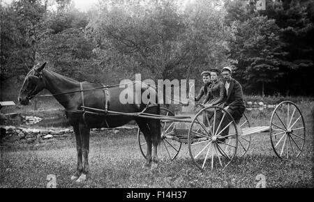 1890 DEUX FEMMES UN HOMME ÉQUITATION DE CHEVAL CHARIOT BUGGY LOOKING AT CAMERA Banque D'Images