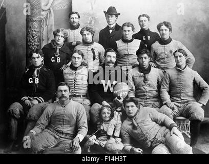 1890 1897 TOUR DU 20 SIÈCLE PORTRAIT DE GROUPE DE L'ÉQUIPE DE FOOTBALL JOUEURS CHAMPIONS portant des uniformes d'équipe Varsity pulls Banque D'Images