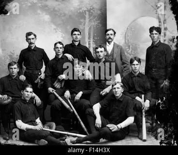 1890 DÉBUT DU 20ème siècle Portrait de l'équipe de baseball joueurs détiennent les CHAUVES-SOURIS & MOUFLES LOOKING AT CAMERA Banque D'Images