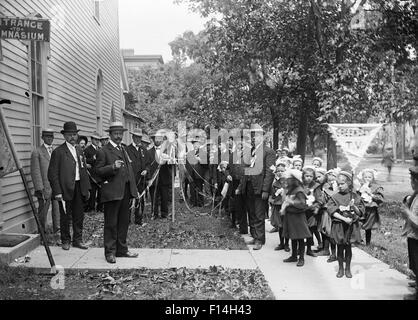 1890 DÉBUT DU 20ème siècle GROUPE D'écoliers en uniforme DEBOUT PAR GROUPE D'HOMMES TENANT DES RUBANS MAYPOLE Banque D'Images