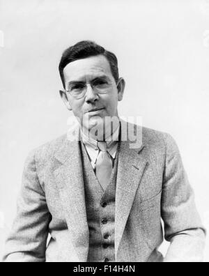 1930 PHOTOGRAPHE PORTRAIT MAN H. ARMSTRONG ROBERTS portant des lunettes gilet costume cravate LOOKING AT CAMERA Banque D'Images