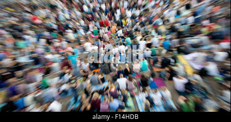 Hambourg, Allemagne. Août 26, 2015. Une foule d'un millier d'attendre à l'Bahrenfeld Trabrennbahn à Hambourg, Allemagne, 26 août 2015. Ils sont rassemblés pour le début de l'événement "Best of Poetry Slam - Open Air' qui est le plus grand slam à le monde. Photo : Daniel Reinhardt/dpa (tourné avec effet de zoom avant)/dpa/Alamy Live News Banque D'Images