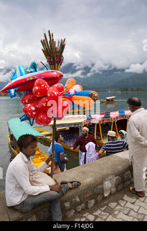 L'Inde, le Jammu-et-Cachemire, Srinagar, ballon vendeur à shikara taxi boat sur le lac Dal ghat Banque D'Images