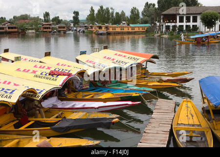 L'Inde, le Jammu-et-Cachemire, Srinagar, taxi shikara bateaux amarrés sur le lac Dal jetty Banque D'Images