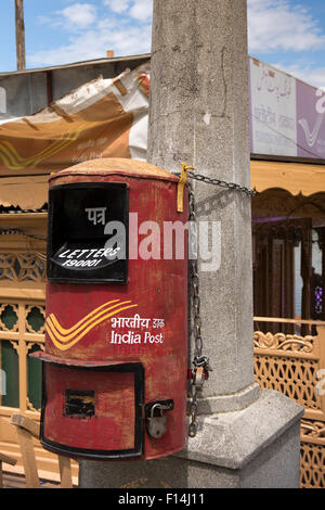 L'Inde, le Jammu-et-Cachemire, Srinagar, Inde Poster, lettre rouge de l'affichage de texte à côté de lac Dal Banque D'Images