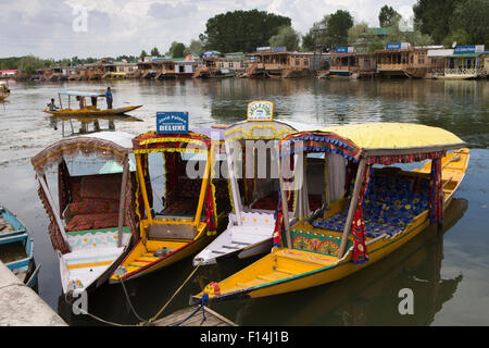 L'Inde, le Jammu-et-Cachemire, Srinagar, bateaux taxi shikara sur le lac Dal Banque D'Images