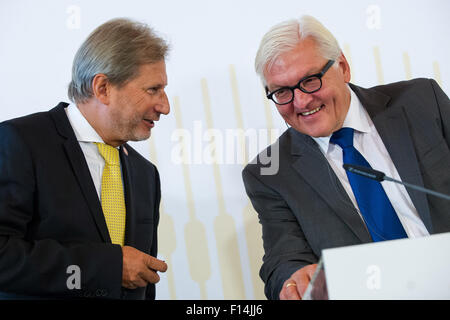 Vienne, Autriche. Août 27, 2015. Le ministre allemand des affaires étrangères, Frank-Walter Steinmeier (L) et le commissaire européen pour la politique européenne de voisinage et les négociations d'élargissement Johannes Hahn, assister à une conférence de presse pendant le sommet des Balkans occidentaux à Vienne, capitale de l'Autriche, le 27 août, 2015. © Qian Yi/Xinhua/Alamy Live News Banque D'Images