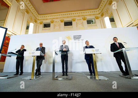 Vienne, Autriche. Août 27, 2015. La ministre autrichienne des affaires étrangères, Sebastian Kurz (C), le ministre allemand des affaires étrangères, Frank-Walter Steinmeier (2L), serbe, Ivica Dacic (2e R), Ministre des affaires étrangères macédonien Nikola Poposki (R) et le commissaire européen pour la politique européenne de voisinage et les négociations d'élargissement Johannes Hahn, assister à une conférence de presse pendant le sommet des Balkans occidentaux à Vienne, capitale de l'Autriche, le 27 août, 2015. © Qian Yi/Xinhua/Alamy Live News Banque D'Images