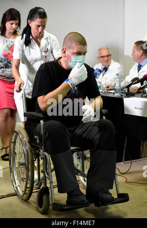 Institut de médecine clinique et expérimentale (IKEM) conférence de presse donne sur la transplantation hépatique unique au monde à sauver la vie d'un 34-year-old man empoisonné par le paracétamol à Prague, République tchèque, le 27 août 2015. Le patient, Lukas Musil, souffert de l'insuffisance hépatique causée par un empoisonnement aigu par des médicaments contre la fièvre. Il a obtenu un plus petit, d'abord de sorte que le foie auxiliaire son propre foie pourrait avoir un peu de temps pour la régénération, et quelques jours plus tard, il a subi une greffe du foie. Patient imagée Lukas Musil. (CTK Photo/Roman Vondrous) Banque D'Images