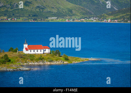 Église blanche au toit rouge en Montagne et fjord, Lofoten, Norvège Banque D'Images