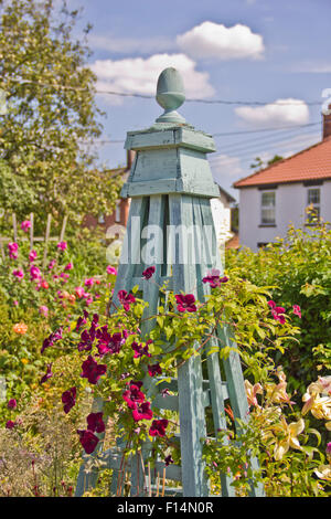 Fait main magnifique obélisque bleu peint à la main dans un jardin de campagne anglaise à Norfolk Banque D'Images