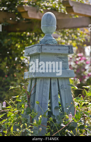 Belle un jardin anglais avec des obélisque bleu peint à la main à Norfolk Banque D'Images