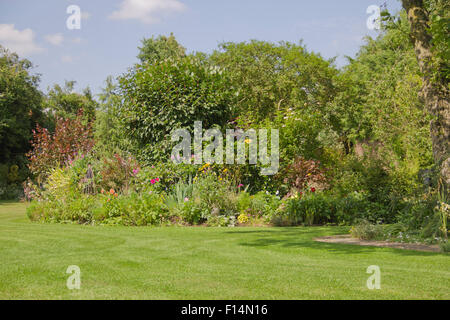 Un jardin anglais avec pelouse fraîchement Banque D'Images