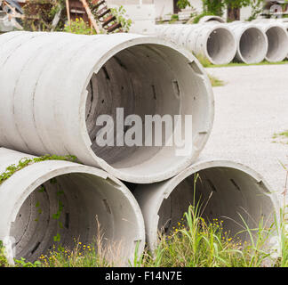 Dépôt des anneaux de béton préfabriqués pour les rejets d'eau des puits et Banque D'Images