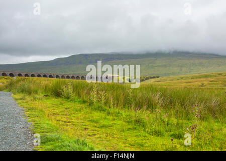 Célèbre Viaduc Ribblehead dans Yorkshire Dales National Park avec le train Banque D'Images