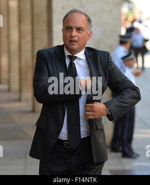 Stuttgart, Allemagne. 27 août, 2015. Ancien joueur de football Hansi Mueller assiste à ses funérailles pour Gerhard Mayer-Vorfelder : l'ancien président du club de football de Stuttgart et de la Fédération allemande de football Domkirche St. Crédit : afp photo alliance/Alamy Live News Banque D'Images