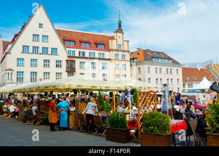 Terrasses de restaurants, Raekoja plats, place de la vieille ville, Tallinn, Estonie, Europe Banque D'Images
