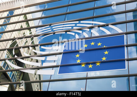 Logo du Parlement européen à la façade de bâtiment du Parlement européen à la Place Léopold. 21 août 2015 à Bruxelles, Be Banque D'Images