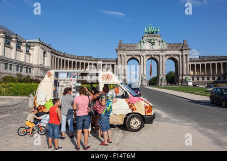 File d'attente pour les touristes de la crème glacée à l'arcade du Cinquantenaire à Bruxelles. 21 août 2015 à Bruxelles, Belgique Banque D'Images