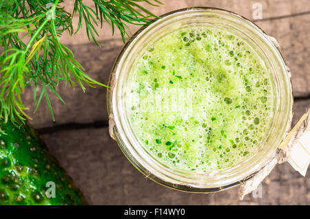 Smoothie de concombre dans un verre haut afficher Banque D'Images