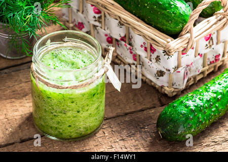 Verre de smoothies de concombre sur une table en bois Banque D'Images