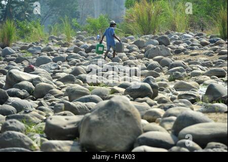 L'ouest de Java, en Indonésie. Août 27, 2015. Un résident n'exerce de conteneurs d'eau à Bekasi, province de Java Ouest, l'Indonésie, le 27 août, 2015. Le gouvernement indonésien a lancé mardi création de pluies artificielles d'eau dans certaines régions qui ont souffert de la sécheresse, à la suite d'El Nino, a dit qu'ici. © Zulkarnain/Xinhua/Alamy Live News Banque D'Images