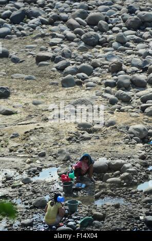 L'ouest de Java, en Indonésie. Août 27, 2015. Recueillir l'eau des résidents à Bekasi, province de Java Ouest, l'Indonésie, le 27 août, 2015. Le gouvernement indonésien a lancé mardi création de pluies artificielles d'eau dans certaines régions qui ont souffert de la sécheresse, à la suite d'El Nino, a dit qu'ici. © Zulkarnain/Xinhua/Alamy Live News Banque D'Images