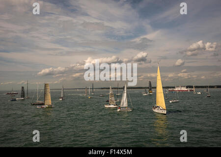 Cher racing yachts se rassemblent à la Rolex Fastnet Race à Cowes, île de Wight, Royaume-Uni Banque D'Images