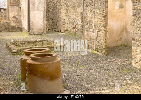 Conteneurs de stockage dans un bâtiment Pompéi Campanie Italie Banque D'Images