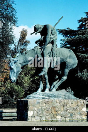 Une réplique en bronze de la célèbre "Fin du sentier" statue par le sculpteur américain James Earle Fraser a été exposée depuis 1968 dans la région de Moody Grove Park à Visalia, Californie, USA. Il a remplacé le modèle en plâtre d'origine qui a été obtenu par la ville de Visalia pour un affichage en extérieur après avoir été exposées à l'exposition internationale Panama-Pacific 1915 à San Francisco. L'Indien à cheval s'étaient détériorées après 48 ans dans le parc mais a été obtenue par le National Cowboy & Western Heritage Museum en échange de cette vie-size en bronze. Banque D'Images