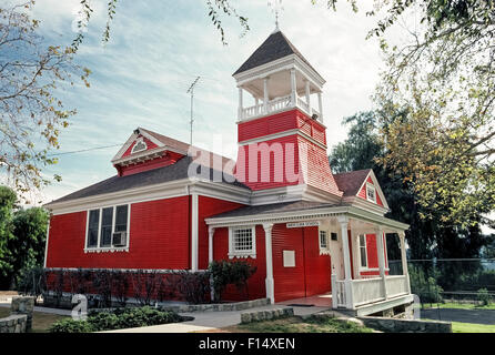 Historique L'École de little red Santa Clara a été construit en 1896 et sert toujours les élèves du primaire de la maternelle à 6e année dans la zone rurale entre Santa Paula et Fillmore, California, USA. Le classique est une école pour les élèves de la maison K-1 et assemblées à l'école ; deux unités modulaires ont été ajoutées sur le terrain de l'école dans les années 1990 pour loger les autres années. Les élèves d'aujourd'hui profiter de la climatisation et d'ordinateurs, ainsi que l'ancienne école que bell sonne toujours à partir de l'imposant beffroi. Banque D'Images