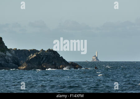 Rocher du Fastnet et le phare vu au large de Cape Clear Island, West Cork, Irlande Banque D'Images