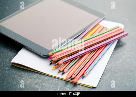 Crayon de couleur blanche , ordinateur portable et tablette Ordinateur sur table de travail Banque D'Images