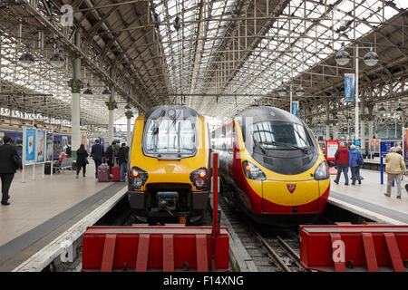 Cross country et virgin trains Pendolino à la gare Piccadilly Manchester UK Banque D'Images