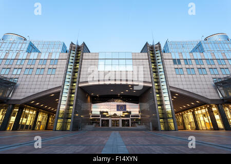 Les immeubles de bureaux du Parlement européen à l'Espace Léopold à Bruxelles illuminée au crépuscule. Bruxelles, Belgique Banque D'Images