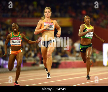 (150827) -- BEIJING, le 27 août 2015 (Xinhua) -- Dafne Schippers (C) des Pays-Bas est en concurrence au cours de la demi-finale femmes 200m au Championnats du monde IAAF 2015 à 'Le Nid d'Stade national de Beijing, capitale de la Chine, le 27 août, 2015. (Xinhua/Li Gang) Banque D'Images