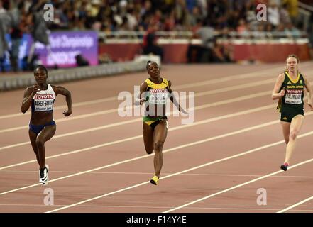 (150827) -- BEIJING, le 27 août 2015 (Xinhua) -- en Jamaïque, le Veronica Campbell-Brown (C) fait concurrence au cours de la demi-finale femmes 200m au Championnats du monde IAAF 2015 à 'Le Nid d'Stade national de Beijing, capitale de la Chine, le 27 août, 2015. (Xinhua/Gong Lei) Banque D'Images