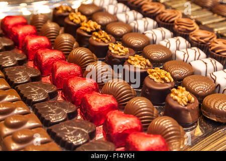 Pralines Belge traditionnelle dans une vitrine à Bruxelles, Belgique Banque D'Images