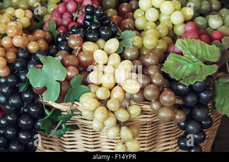 Combinaison de plusieurs types de raisin dans des paniers en osier. Banque D'Images