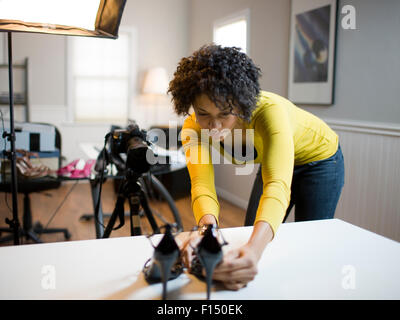 USA, Utah, Orem, jeune femme préparant des talons hauts pour photo Banque D'Images