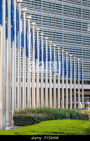 Drapeaux de l'Union européenne devant la Commission européenne à Bruxelles, Belgique Banque D'Images