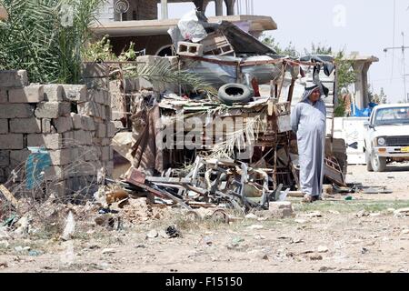 (150827) -- Kirkouk, le 27 août 2015 (Xinhua) -- un homme se place en avant des bâtiments endommagés sur les lieux d'un attentat suicide dans la province du nord de l'Iraq de Kirkouk, le 27 août 2015. Au moins trois personnes ont été tuées et plus de six blessés dans l'attentat suicide visant un poste de contrôle à Kirkouk, Irak, jeudi. (Xinhua/Ako Zangana) Banque D'Images